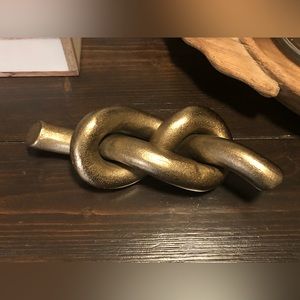 Threshold gold knot decor